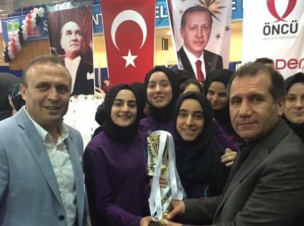 İmam Hatipler Arası Basketbol Turnuvasında İstanbul 3.cüsü Olan Takımımız Öncü Spor Oyunları Ödül Törenine Katıldı.