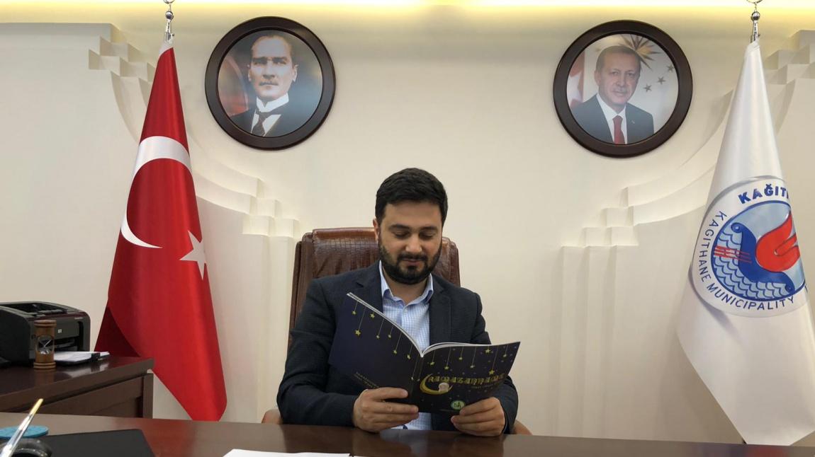 Belediye Başkanımız Sayın Mevlüt ÖZTEKİN Ramazanname Dergimizi Okuyor.