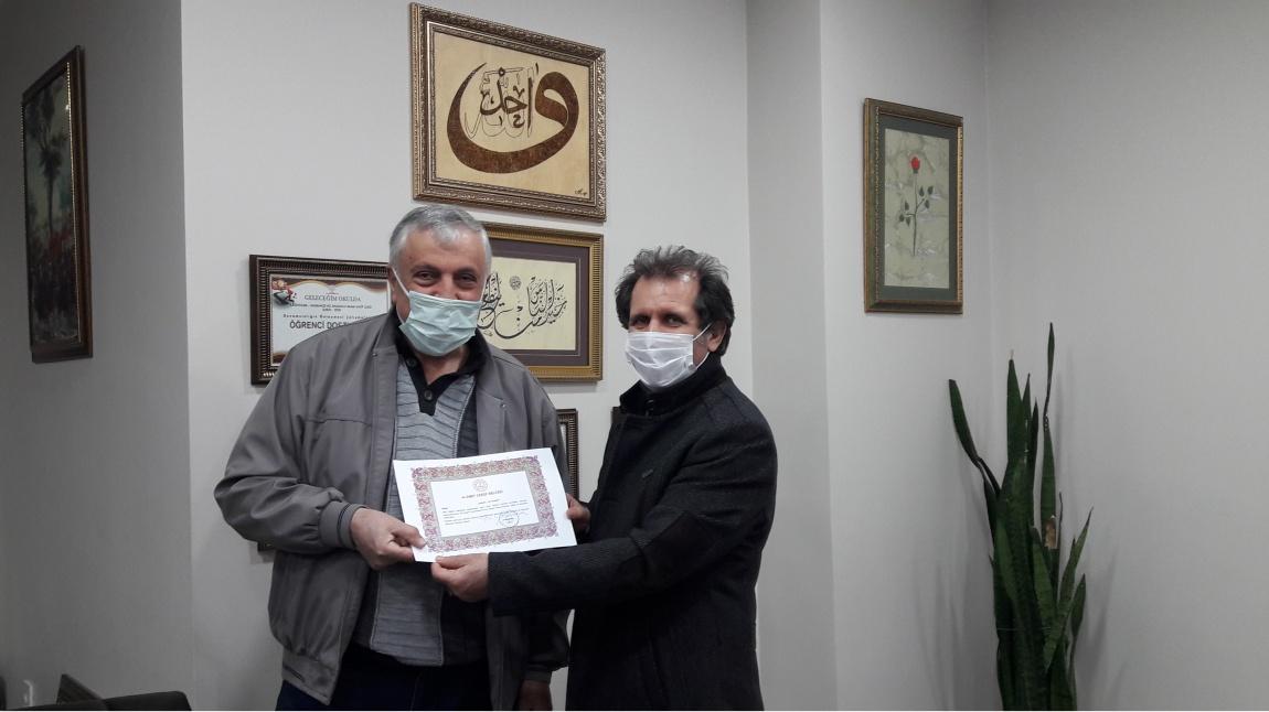 Emekli Olan Değerli Öğretmenimiz İhsan ALTUNSOY'a Okul Müdürümüz Mehmet Salih YILDIZ Tarafından Hizmet Şeref Belgesi Takdim Edildi