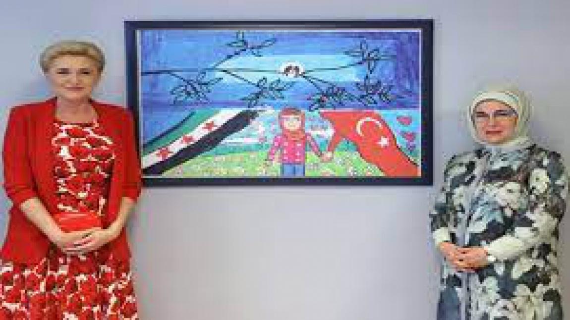 Cumhurbaşkanımız Recep Tayyip Erdoğan'ın Eşi Emine Erdoğan, Polonya Cumhurbaşkanı Duda'nın Eşi Agata Kornhauser Duda ile Pıktes Ofisi'ni Ziyaret Etti