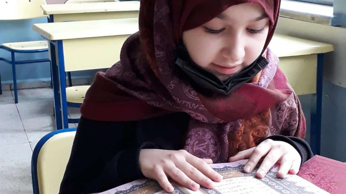  Genç Sadâ Kur-an'ı Kerim'i Güzel Okuma Yarışmasında Okulumuzu Temsil Edecek 6.Sınıf Öğrencimiz Shathaa  KABBANI'ye Başarılar Diliyoruz