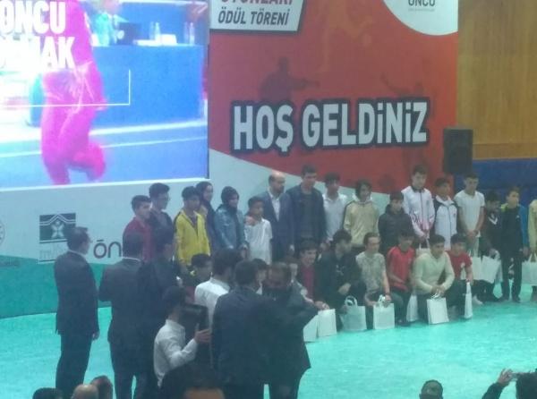 Uluslararası ve Türkiye Çapında Sportif Başarılara İmza Atan Öğrencilerimiz Öncü Spor Oyunları Ödül Töreninde.