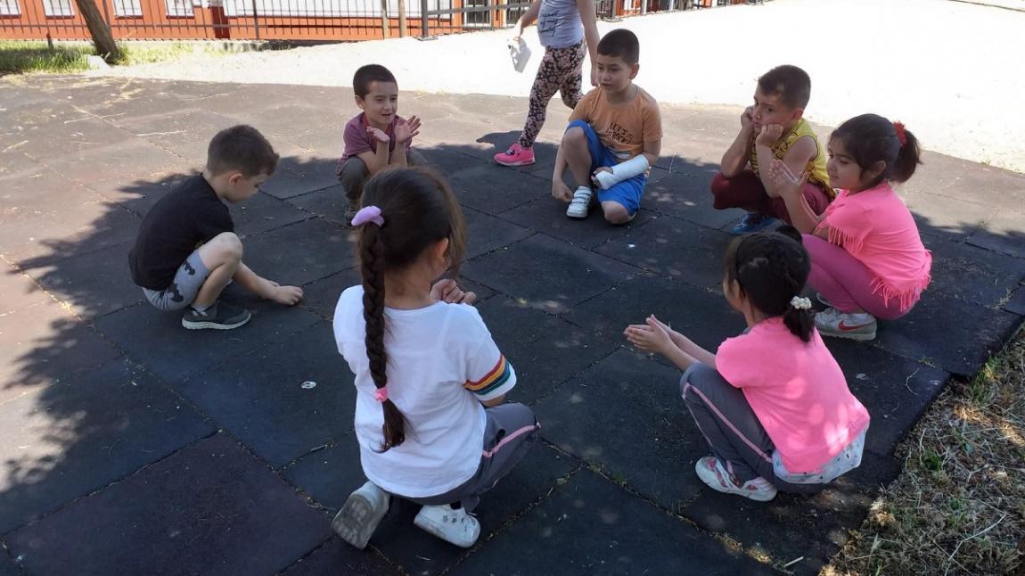Ana Sınıfı Miniklerimiz Dışarda Proje Etkinliği Kapsamında Geleneksel Oyunları Oynuyor.