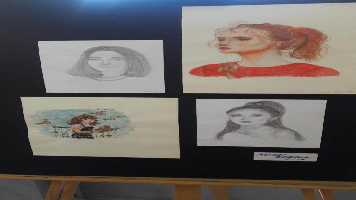 Yetenekli Öğrencilerimizin Kara Kalem Portre Çalışmalarını Koridorlarımızda Sergilenmeye Başladık.